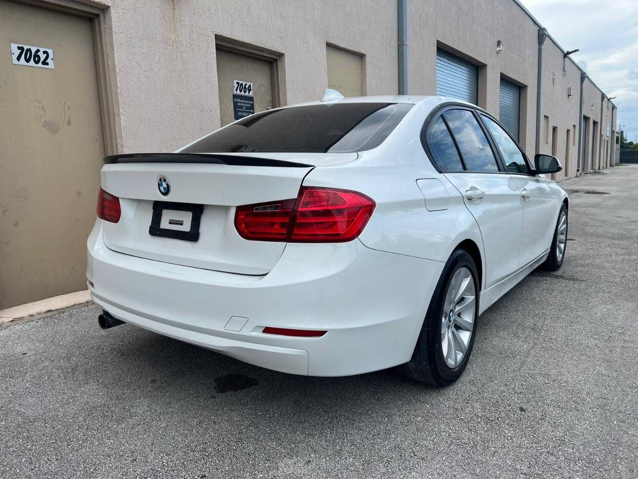 Used 2014 BMW 320i Sedan RWD image 3