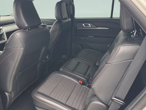 Used 2025 Ford Explorer ST-Line w/ ST-Line Street Pack AWD/4WD image 9