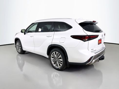 New 2026 Toyota Highlander Platinum AWD/4WD image 6