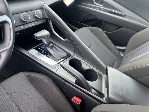 Certified 2025 Hyundai Elantra SE image 20