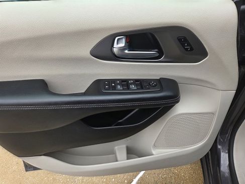 Used 2023 Chrysler Pacifica Touring-L image 10