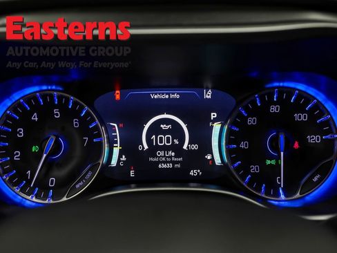 Used 2023 Chrysler Pacifica Touring-L image 18