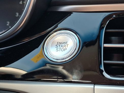 Used 2025 Genesis G70 2.5T image 23