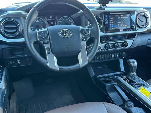 Used 2016 Toyota Tacoma Limited image 12