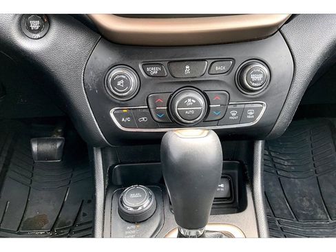 Used 2017 Jeep Cherokee Limited AWD/4WD image 29