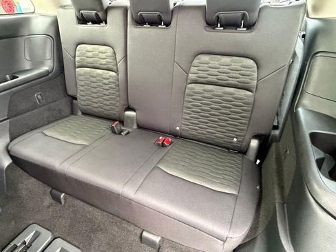 Used 2025 Nissan Pathfinder SV image 16