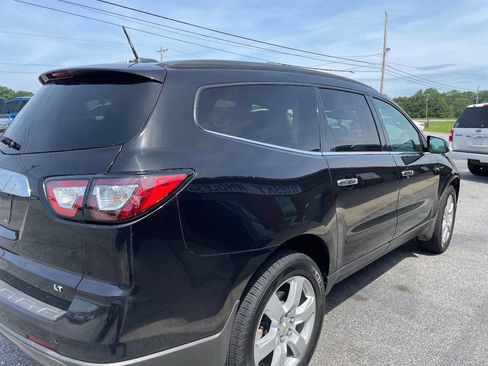 Used 2017 Chevrolet Traverse LT w/ Style and Technology Package image 5