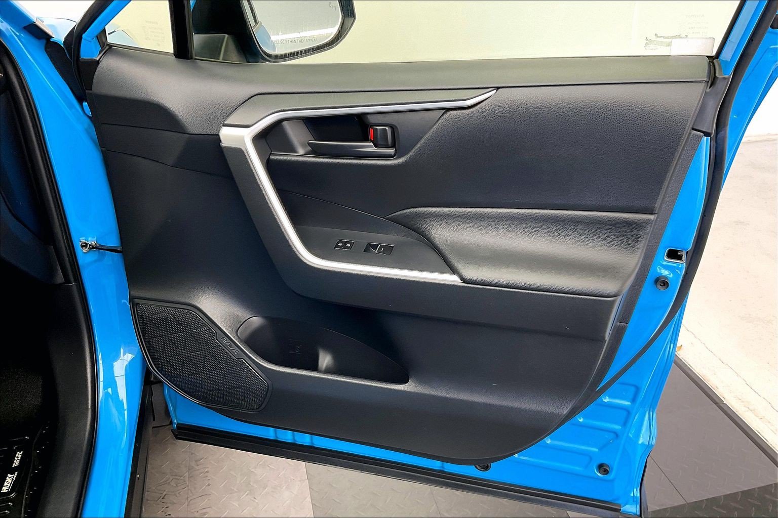 Used 2019 Toyota RAV4 LE w/ All Weather Liner Package FWD image 27
