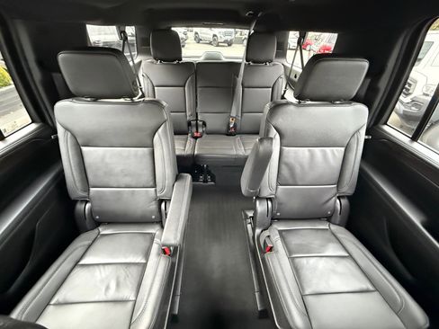 Used 2024 Chevrolet Suburban Z71 w/ Luxury Package image 20