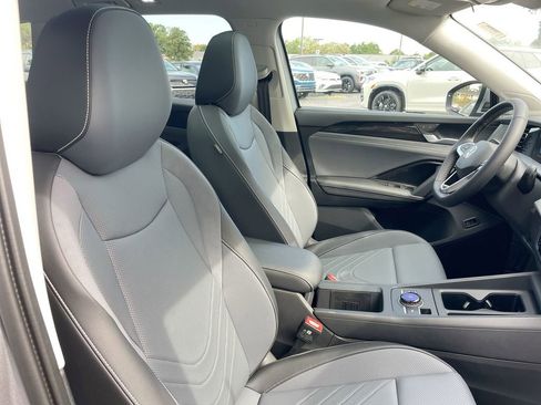 New 2025 Volkswagen Tiguan SE image 49