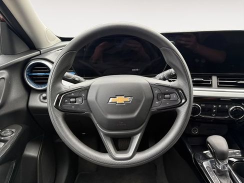 Used 2025 Chevrolet Trax LT FWD image 12