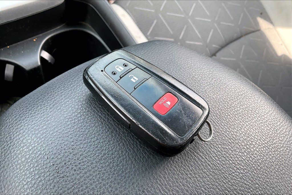 Used 2019 Toyota RAV4 XLE FWD image 34