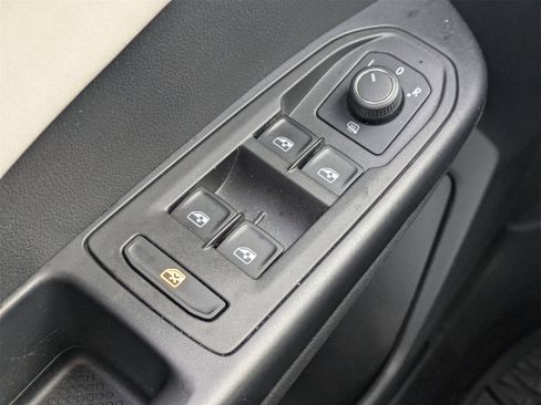 Used 2025 Volkswagen Taos SE w/ Panoramic Sunroof Package image 30