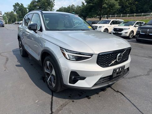 Certified 2024 Volvo XC40 B5 Plus AWD/4WD image 5