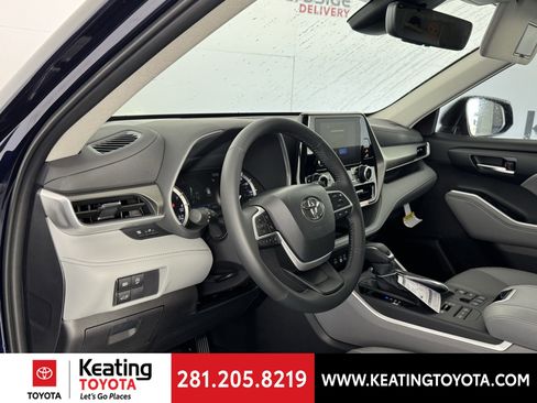 New 2026 Toyota Highlander XLE image 2