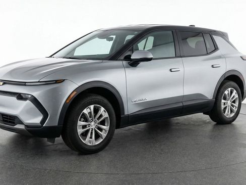 Used 2025 Chevrolet Equinox LT image 3