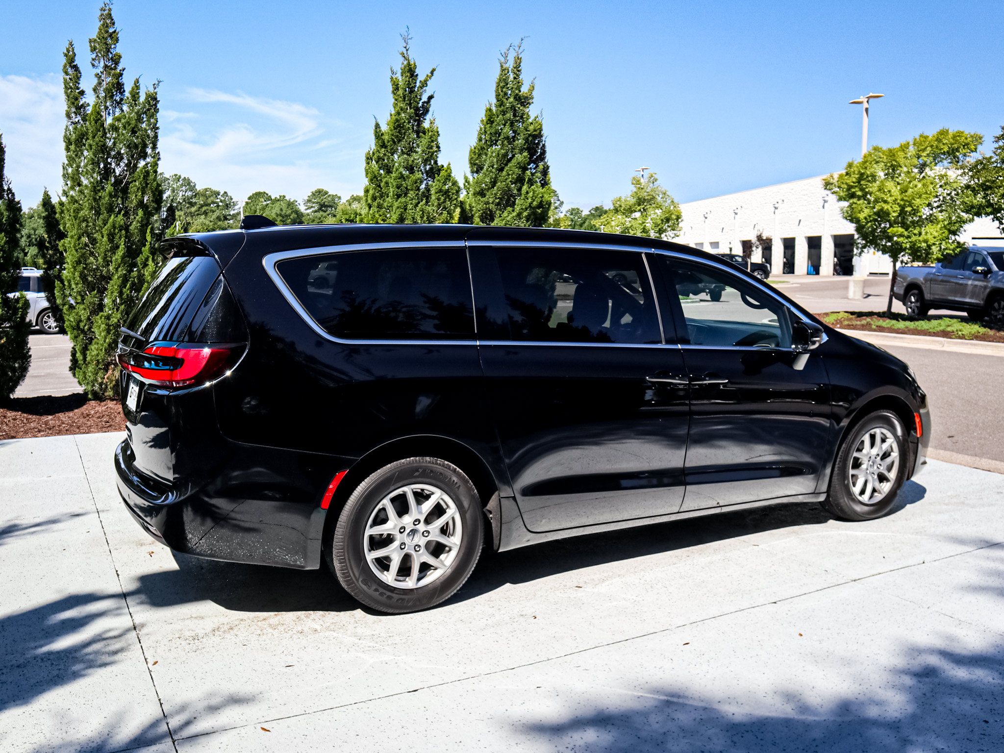 Used 2025 Chrysler Pacifica Select FWD image 11