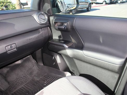 Used 2022 Toyota Tacoma TRD Off-Road image 19