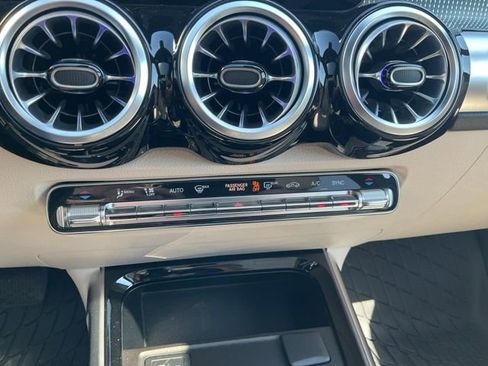 Used 2022 Mercedes-Benz GLB 250 4MATIC image 7