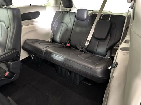 Used 2020 Chrysler Pacifica Touring-L image 21