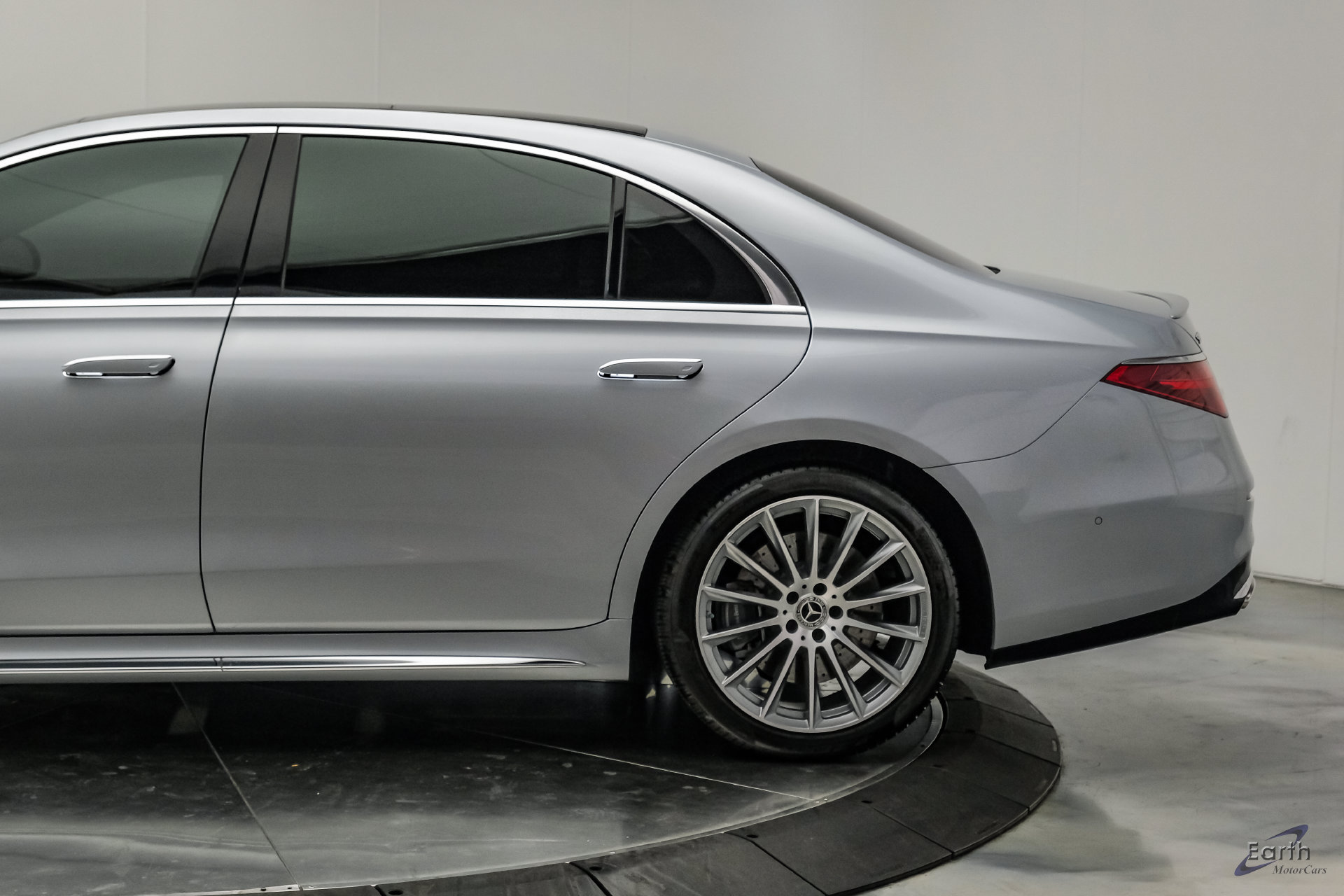 Used 2022 Mercedes-Benz S 580 4MATIC Sedan w/ AMG Line Package image 12