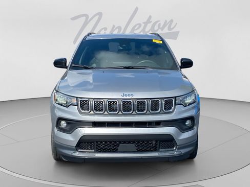 Used 2024 Jeep Compass Latitude AWD/4WD image 9