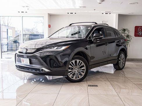 Used 2022 Toyota Venza XLE image 2