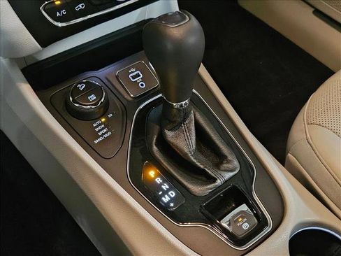 Used 2019 Jeep Cherokee Limited w/ Technology Group AWD/4WD image 12