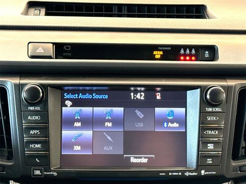 Used 2018 Toyota RAV4 SE image 12