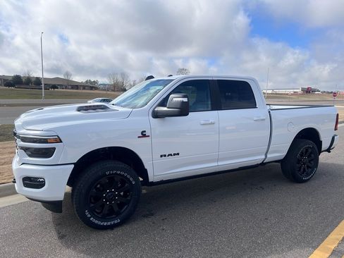 New 2026 RAM 2500 Laramie AWD/4WD image 10
