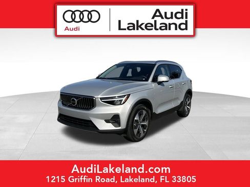 Used 2023 Volvo XC40 B5 Plus image 1