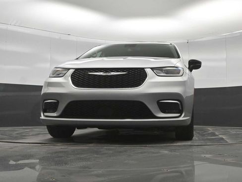 Used 2024 Chrysler Pacifica Touring-L FWD image 39