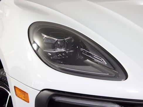 Used 2025 Porsche Macan image 11