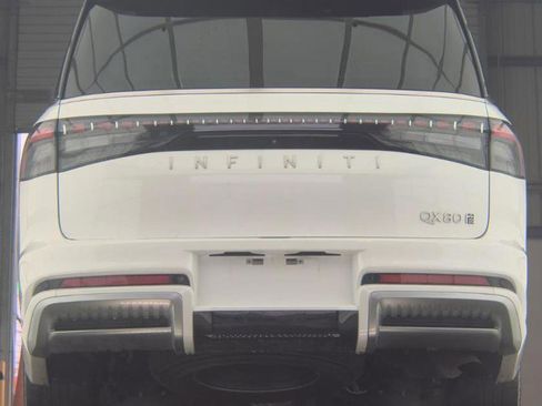 Used 2025 INFINITI QX80 Sensory image 7