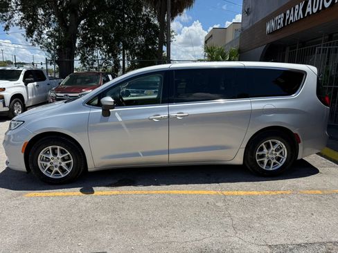 Used 2023 Chrysler Pacifica Touring-L FWD image 4