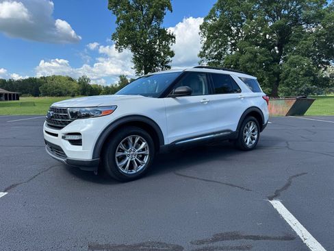 Used 2020 Ford Explorer XLT w/ Equipment Group 202A AWD/4WD image 2