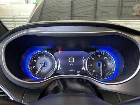 Used 2025 Chrysler Pacifica Select FWD image 26