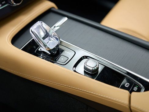 Certified 2024 Volvo XC90 T8 Ultimate AWD/4WD image 19