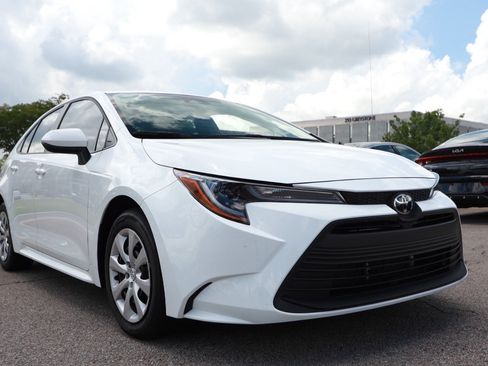 Used 2025 Toyota Corolla LE w/ Convenience Package FWD image 7