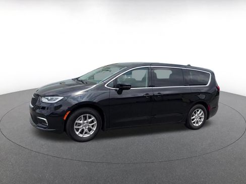 Used 2024 Chrysler Pacifica Touring-L FWD image 8
