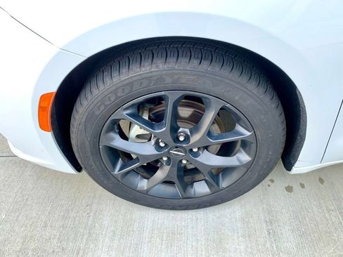 Used 2025 Chrysler Pacifica Limited FWD image 9