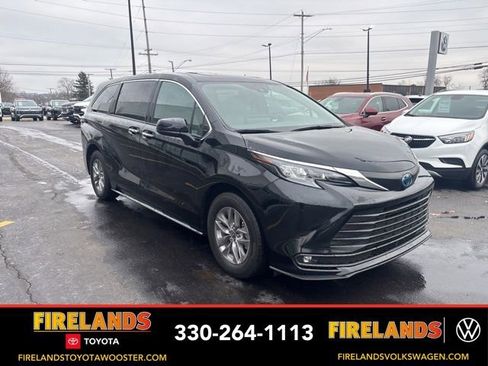 Used 2025 Toyota Sienna XLE image 7