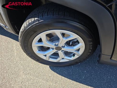 Used 2025 Jeep Compass Sport image 10