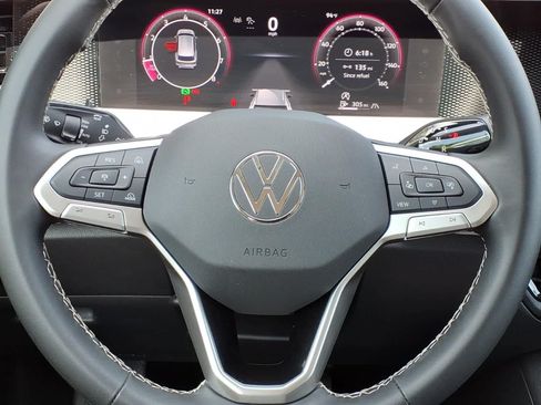 Used 2025 Volkswagen Tiguan SE AWD/4WD image 16