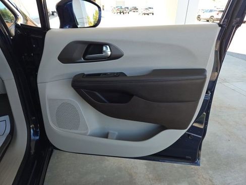 Used 2017 Chrysler Pacifica Touring-L FWD image 41