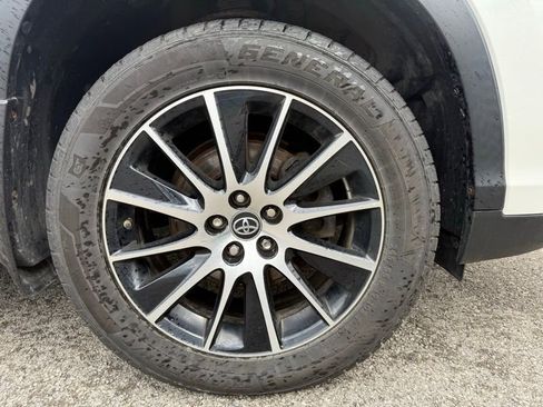 Used 2018 Toyota Highlander SE image 4