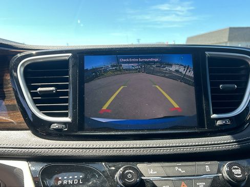 Used 2023 Chrysler Pacifica Limited w/ Uconnect Theater Family Group FWD image 29