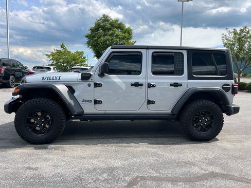 Used 2024 Jeep Wrangler Unlimited AWD/4WD image 9