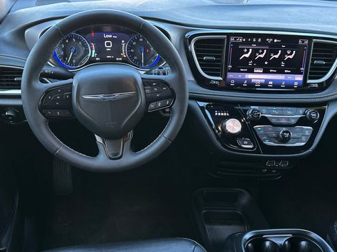 Used 2022 Chrysler Pacifica Touring-L w/ S Appearance Package image 13