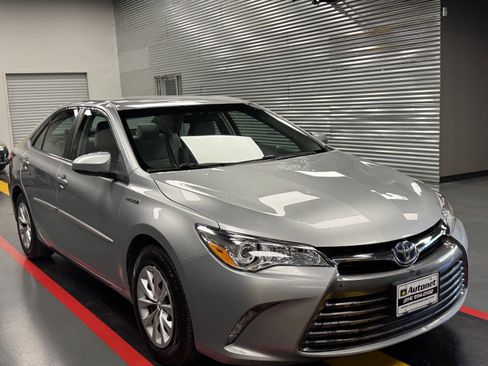 Used 2016 Toyota Camry LE image 4